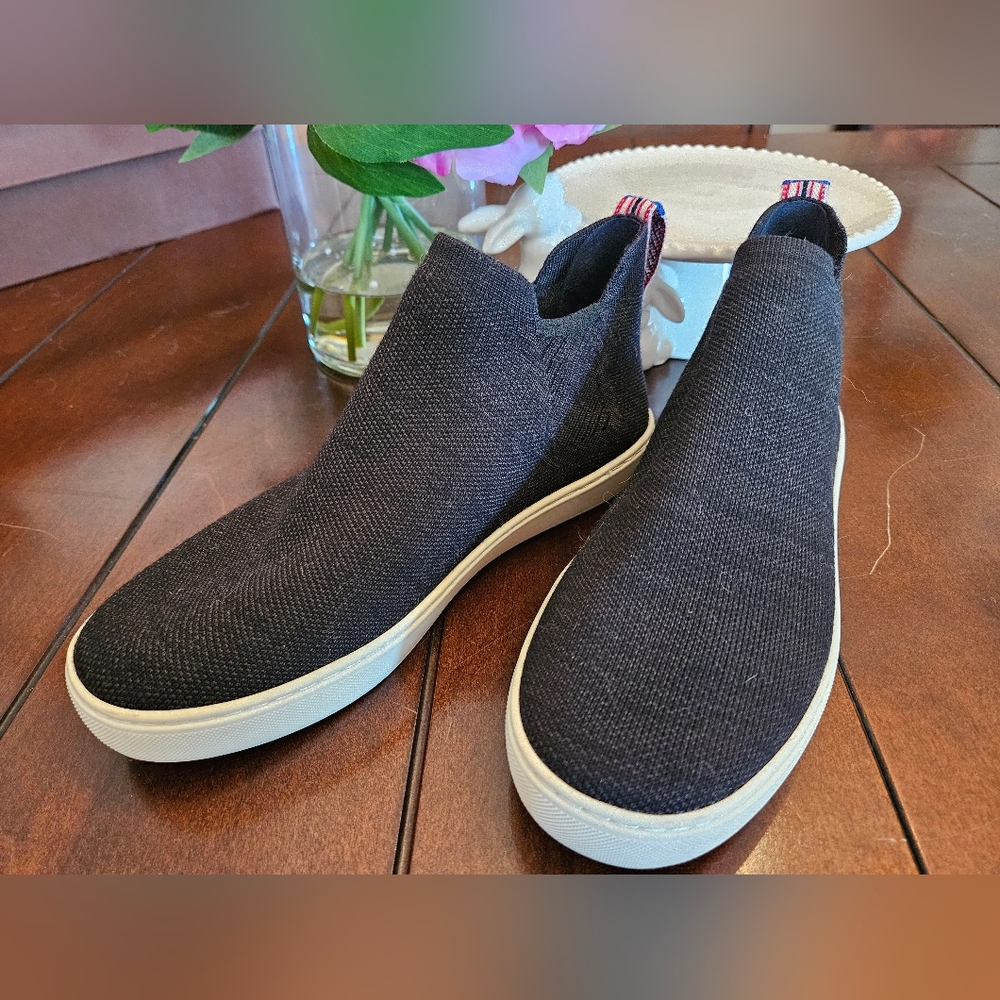 Rothys merino wool Chelsea's. Black. Heelstripe.